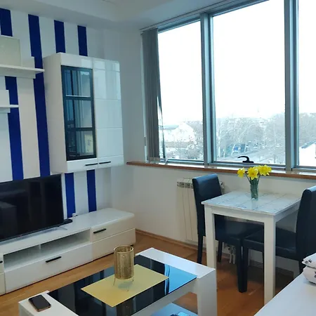 Lägenhet With 24-7 Building Security *