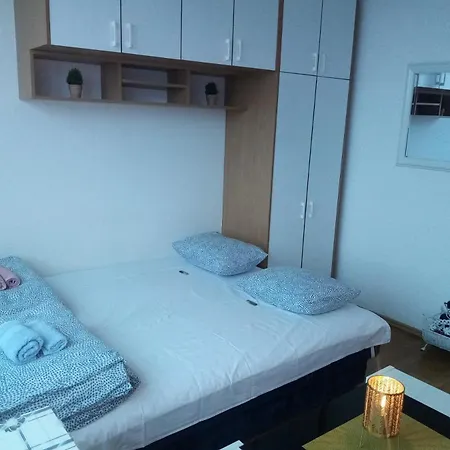 With 24-7 Building Security Apartament *