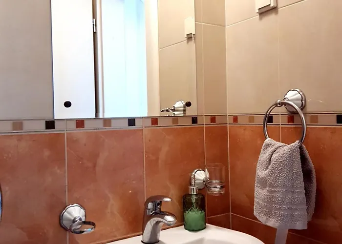 With 24-7 Building Security アパート *