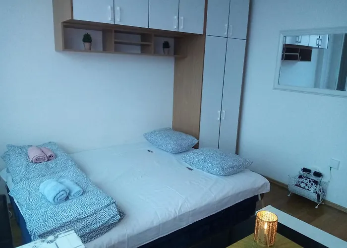 With 24-7 Building Security アパート *