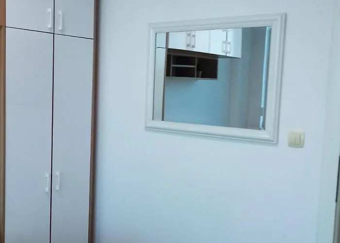 With 24-7 Building Security * ノヴィ・サド